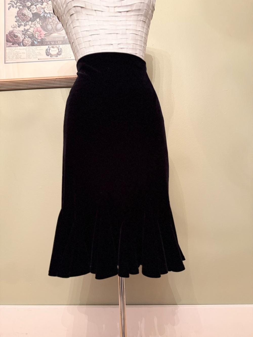 JS Collections black High-waisted midi/maxi length with a mermaid/trumpet flare. - Picture 2 of 6